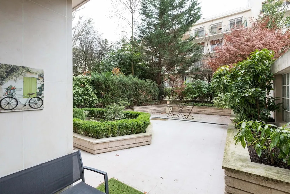 Neuilly-sur-seine Modernist Retreat