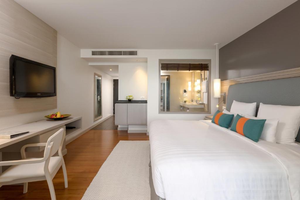 Двухместный номер Deluxe с видом на море двуспальная кровать в Pullman Phuket Panwa Beach Resort