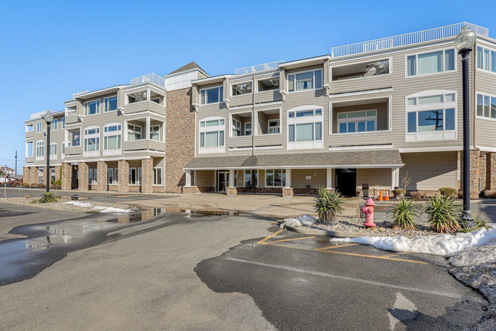 Oceanside Retreat in Mantoloking: Walk to Beach!