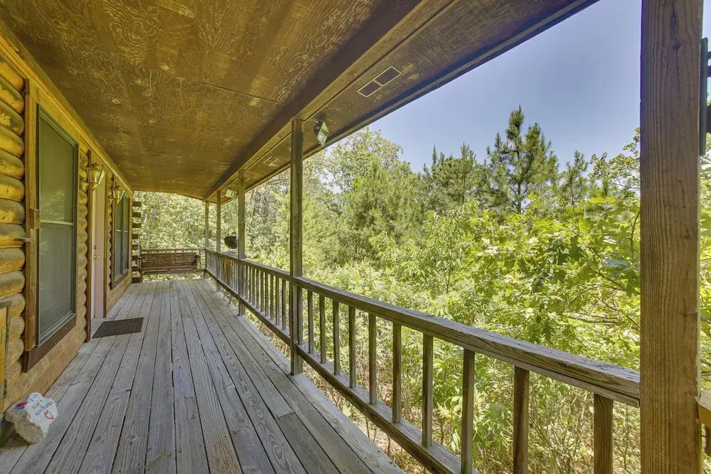Studio w/ Deck: Near Thorncrown Chapel & Lakes