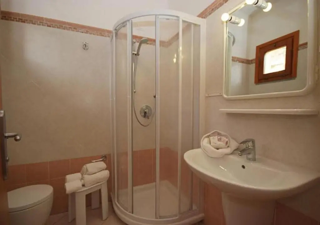 Classic Double room with balcony (full double bed)