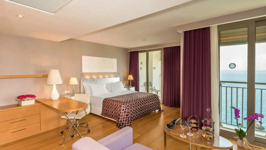 Corner Deluxe Double room with sea view (full double bed)