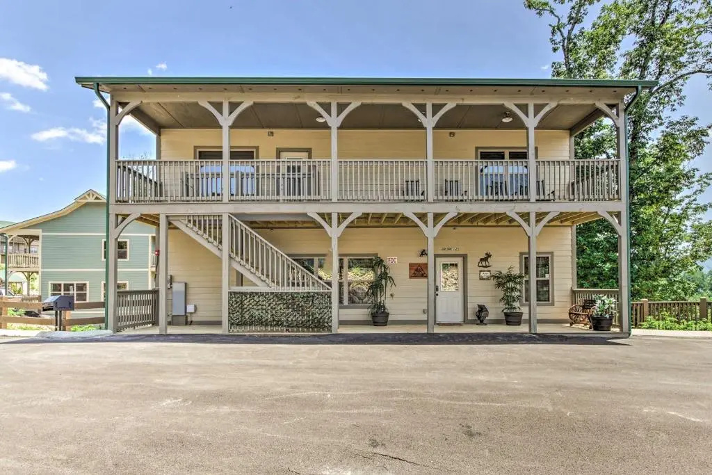 'Madison Bear Garden' 7Bdr w/Hot Tub + Pool Access