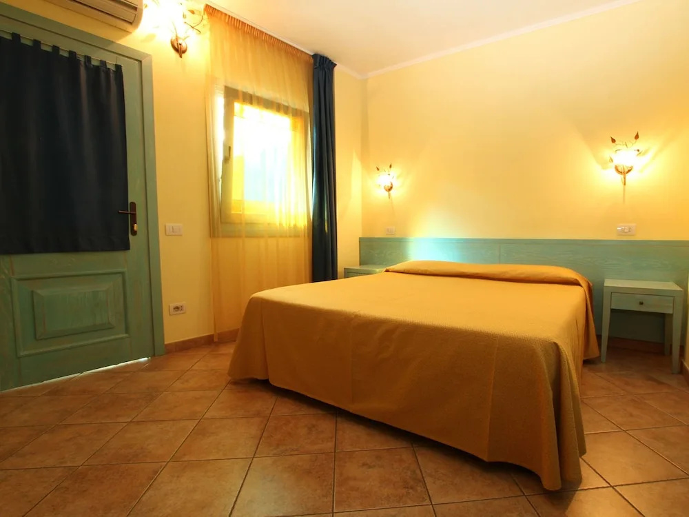 Double room (full double bed)