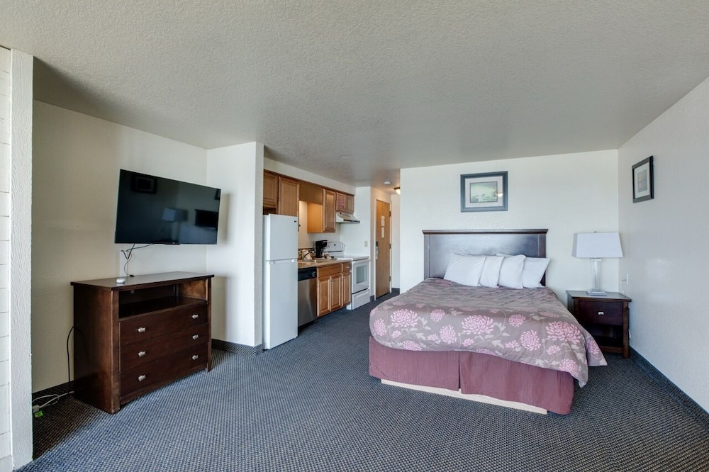 Suite with balcony and with partial view