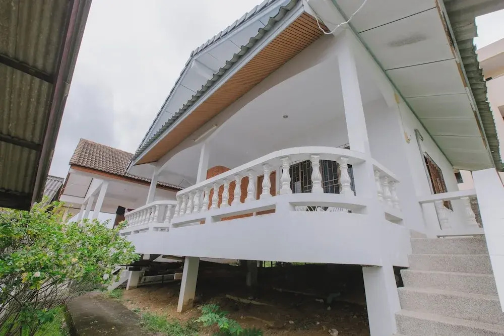 Бунгало с балконом в Kataonsea Bungalows