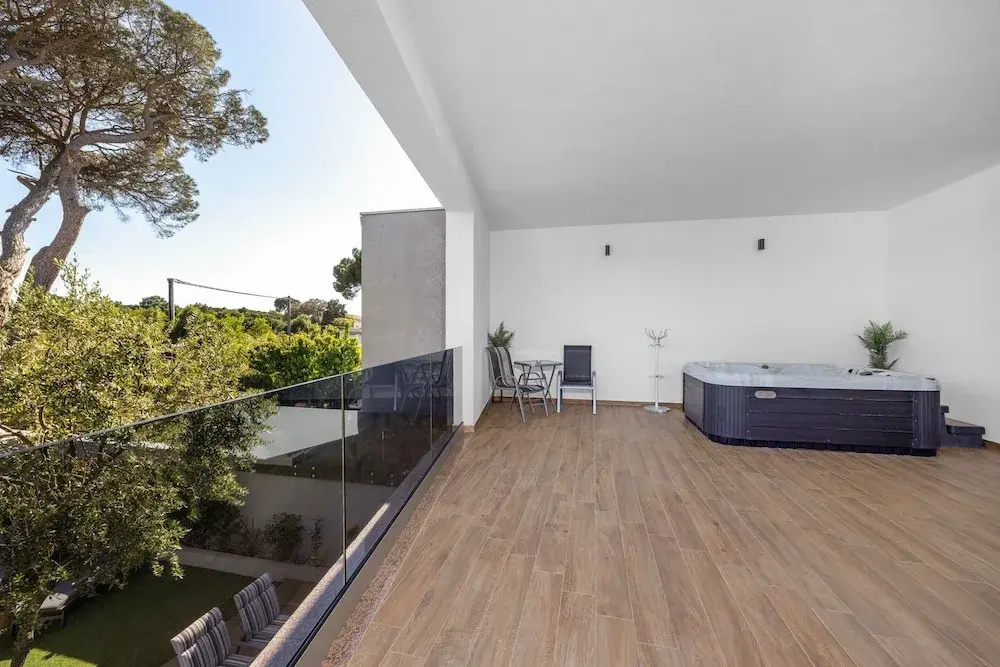 Villa With Pool, Game Room, Garden