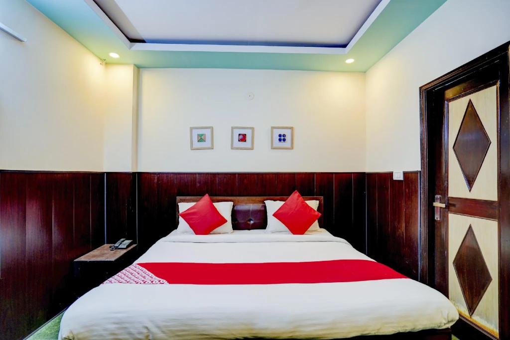 OYO 77406 Golden Divine Inn