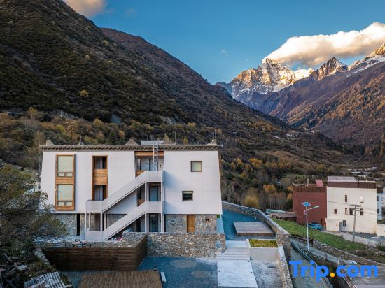 Siguniang Mountain and other winds come to the snow mountain B&B