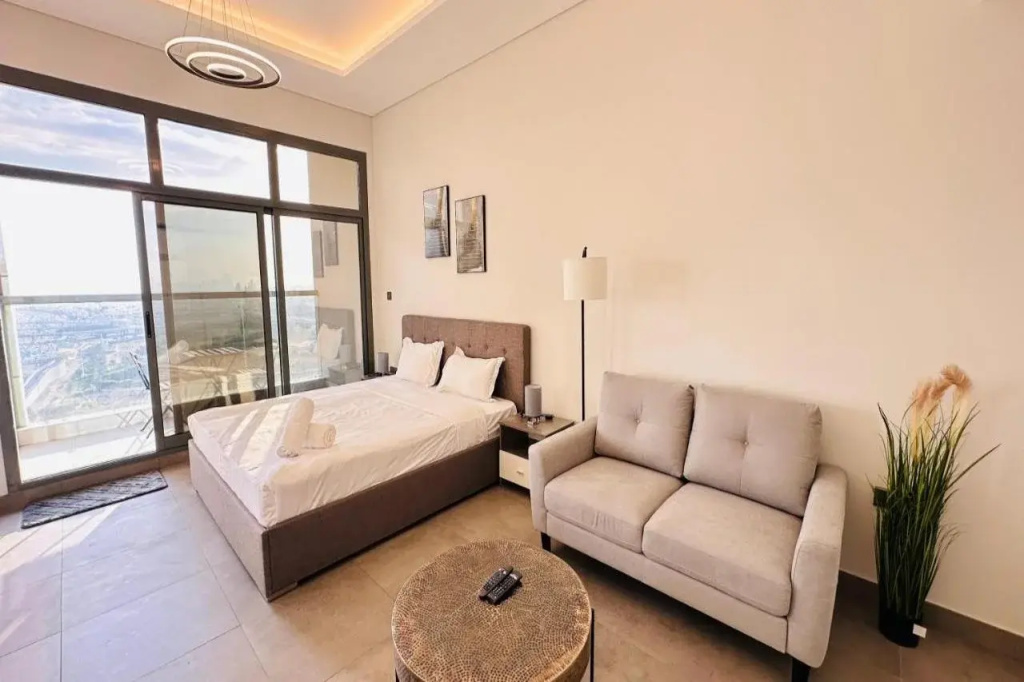Upscale Apartment at Oval Tower Near Downtown with Balcony and Parking by Belvilla — фото