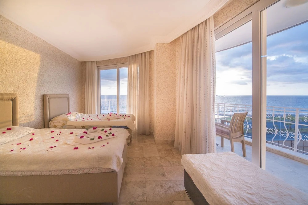 Семейный номер Standard c 1 комнатой с балконом и с видом на море в Milano Beach Family Hotel