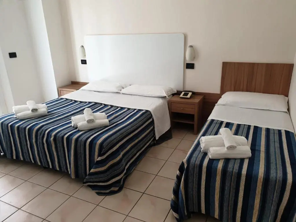 Standard Triple room