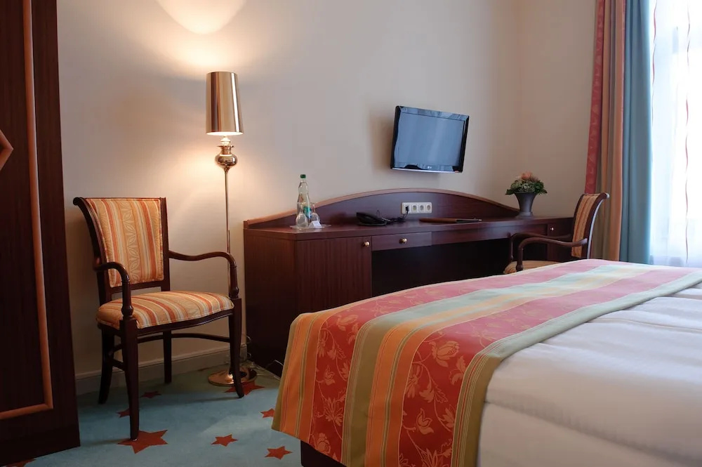 Classic Double room with street view (full double bed)