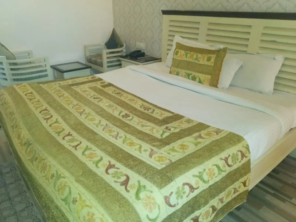 Hotel Glitz — 3