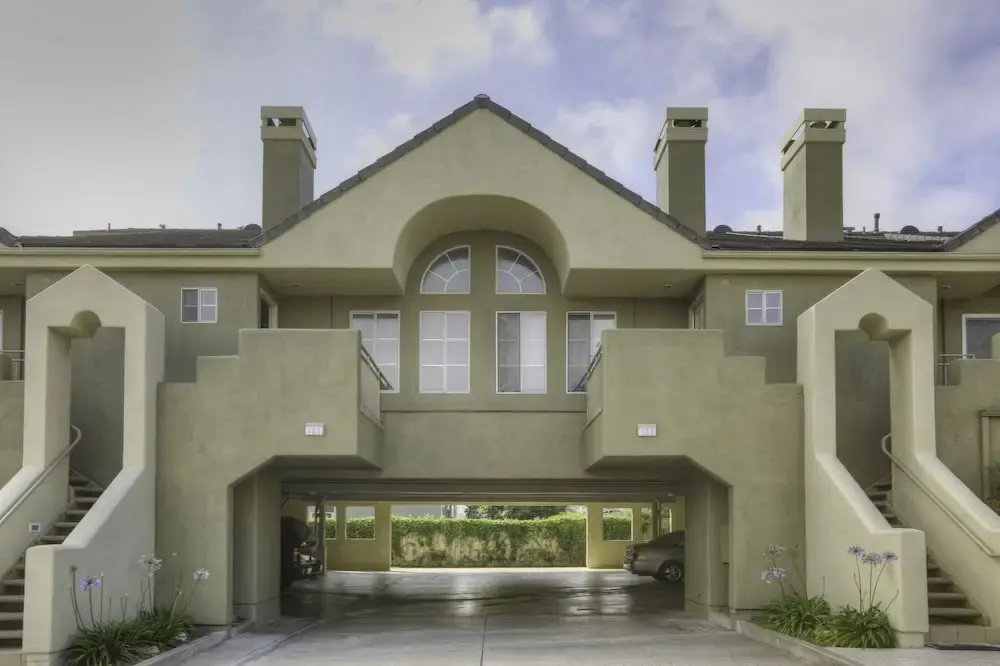 150 Ocean View 2 Bedroom Condo by Redawning