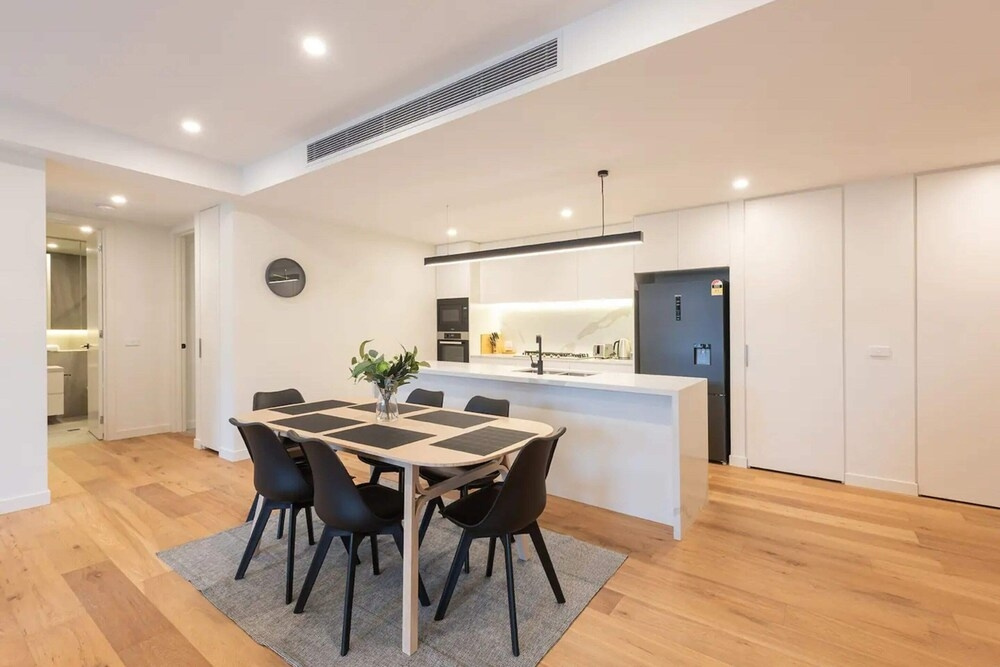 Luxe 3 Bedroom Apartment With Parking - фото 13