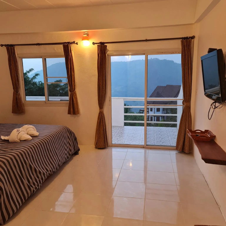 Standard room with mountain view