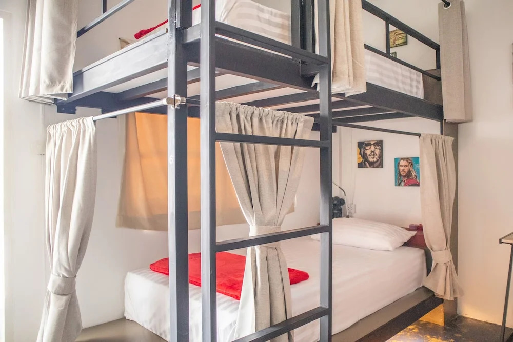 Кровать в общем номере (женский номер) в OYO 617 Tira Hostel chalong Phuket