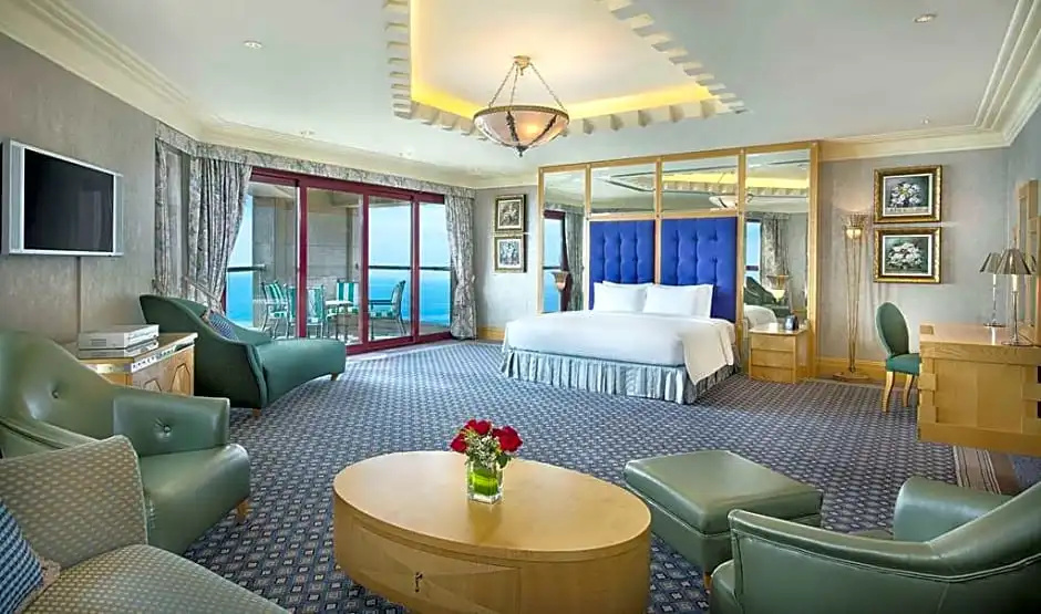 Royal Family Suite