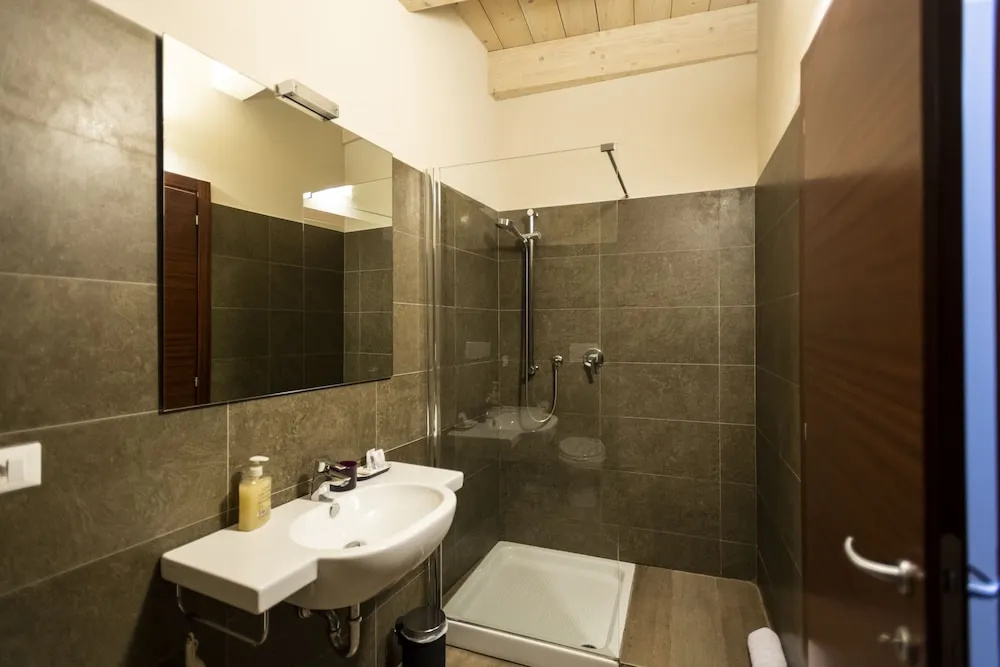 Deluxe Double room (full double bed)