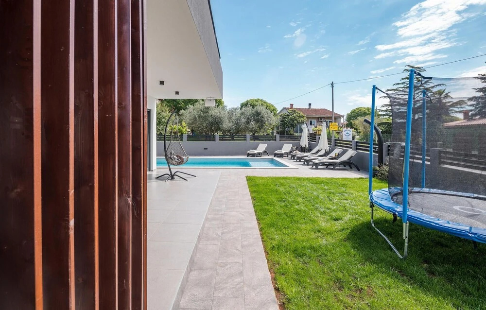 Amazing Home in Krnica With 4 Bedrooms, Wifi and Outdoor Swimming Pool