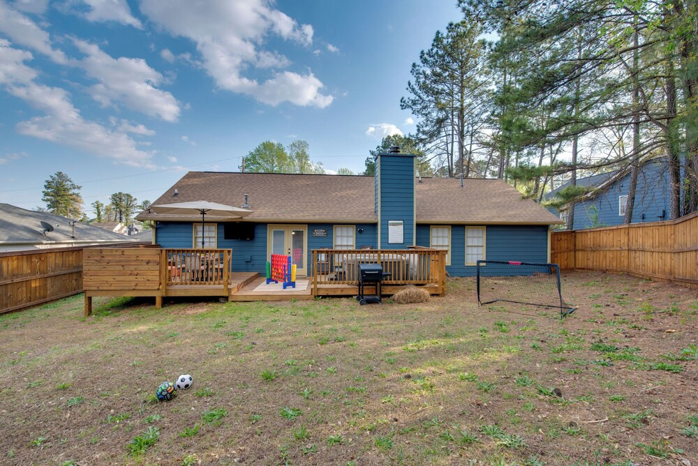 4 Mi to Airport: Atlanta Home w/ Deck & Hot Tub