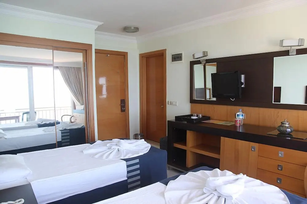 Standard Triple room with balcony and with sea view
