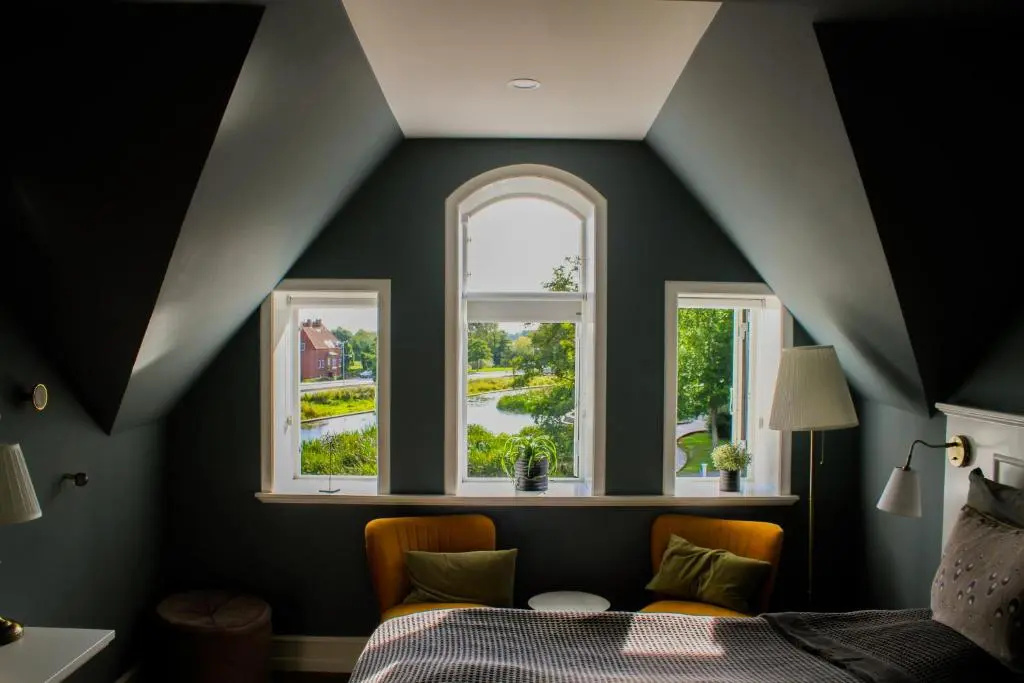 Standard Double room with lake view (full double bed)