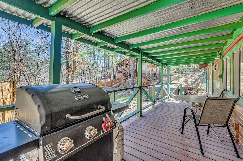 2 Mi to Midtown! All-season Base w/ Hot Tub Access