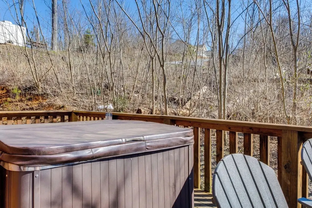 2 Mi to Dtwn Gatlinburg: Mountain Cabin w/ Hot Tub