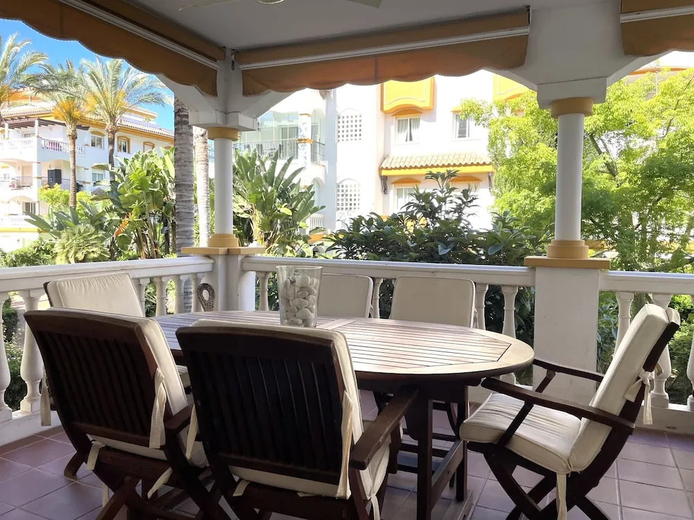 Modern 2-bedroom Apartment With Private Underground Parking Lift Access