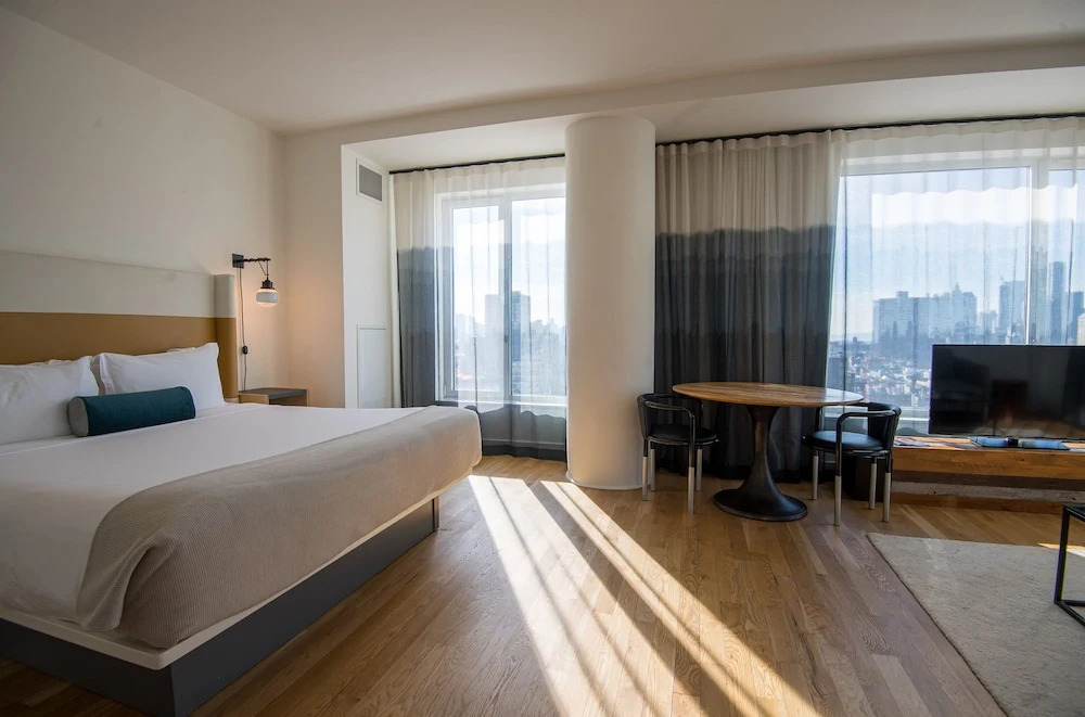 Freedom Tower View Double Suite full double bed
