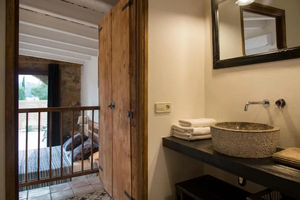 Deluxe Double room with balcony (full double bed)