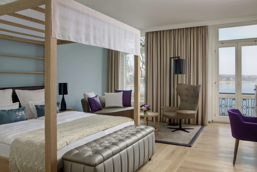 Deluxe Double room with balcony and with lake view (full double bed)