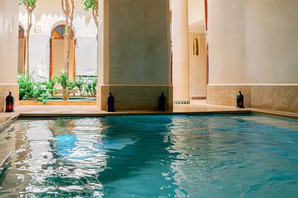 Riad Dar Zaouia במרקש, חצר מסורתית עם בריכה קטנה
