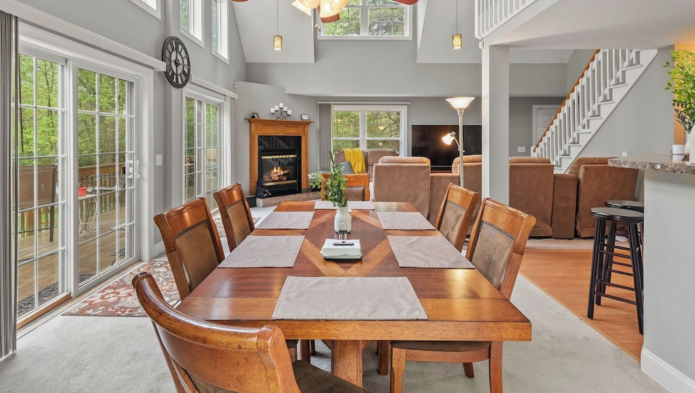 Chalet on Chalet by Avantstay Pocono Retreat + Firepit Summer Beach Access + Mins to Big Boulder Skiing
