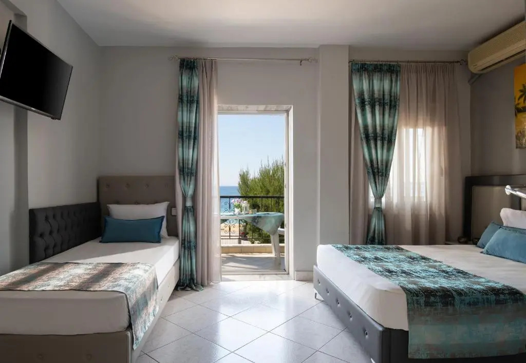 Standard Triple room with sea view