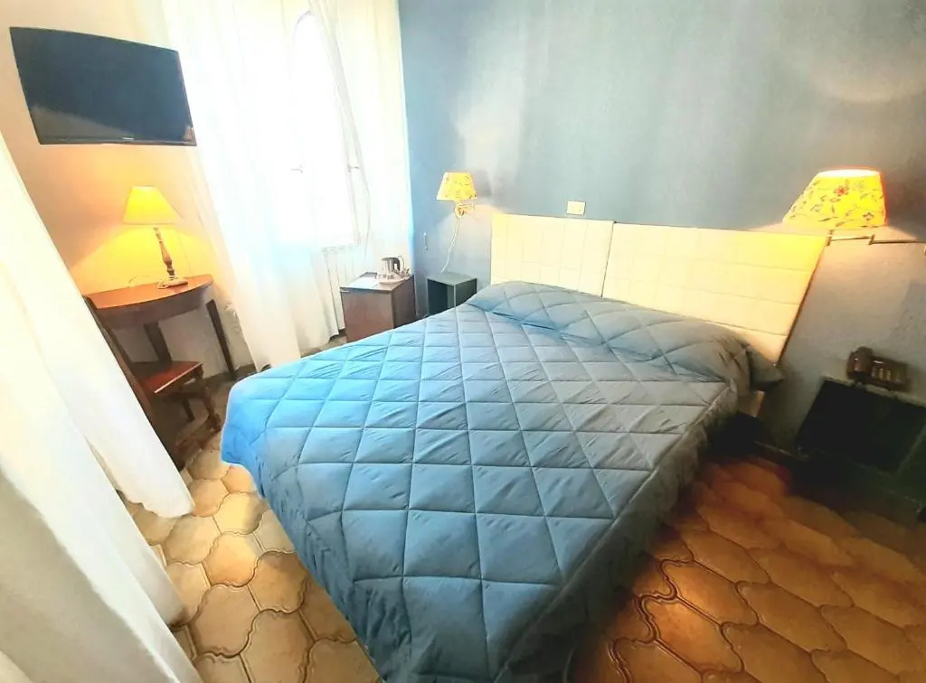 Double room (full double bed)
