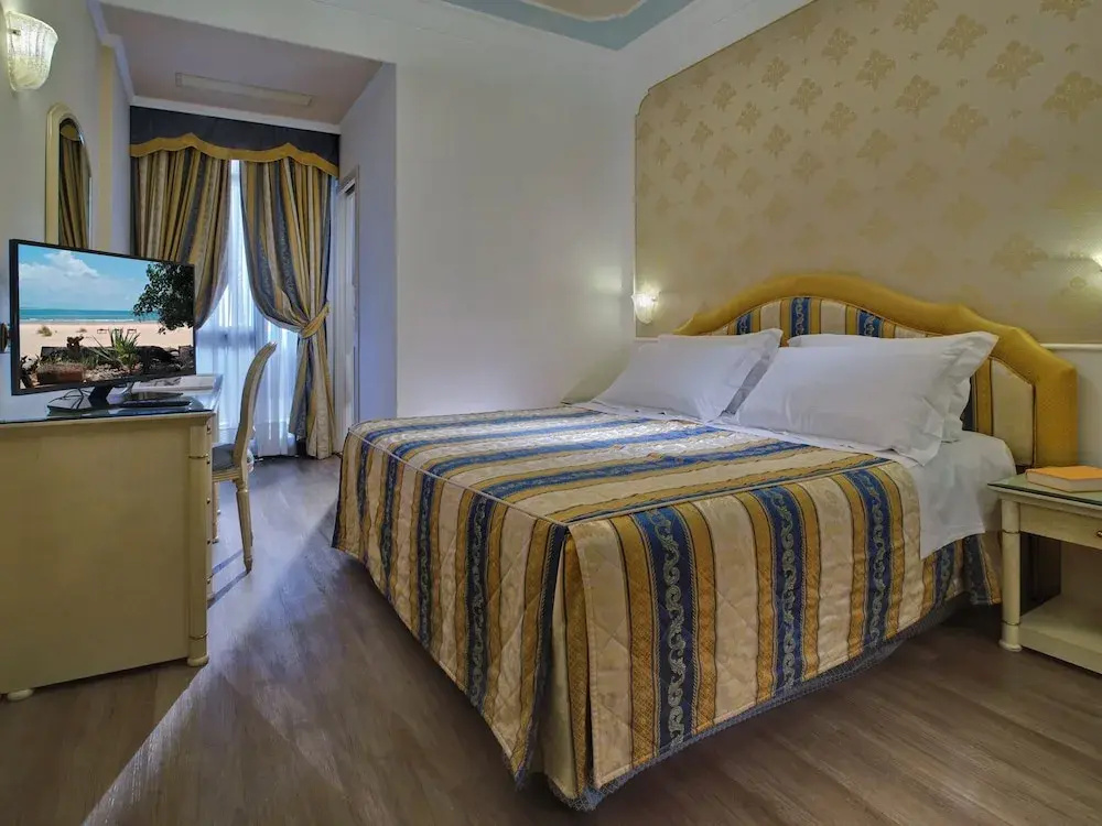 Classic Double room with balcony (full double bed)