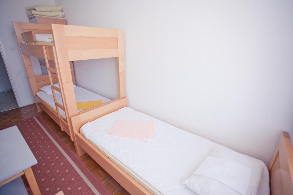 Кровать в общем номере (женский номер) с 3 комнатами в HI Hostel Zagreb