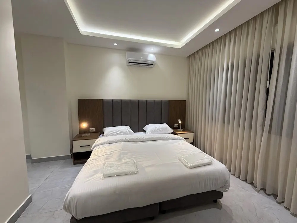 002 JRE Apartment With Stunning Boulevard Veiw