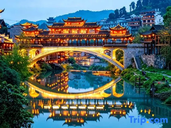Hua Qianshu Inn (Furong Town Da Waterfall Branch)