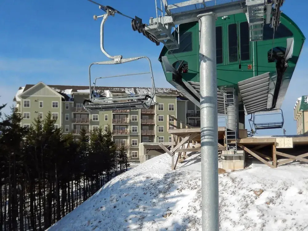 3 Bedroom, 2 Full Baths, Slope Side. Outdoor Hot Tubs on Site. Ski Lift Overlook