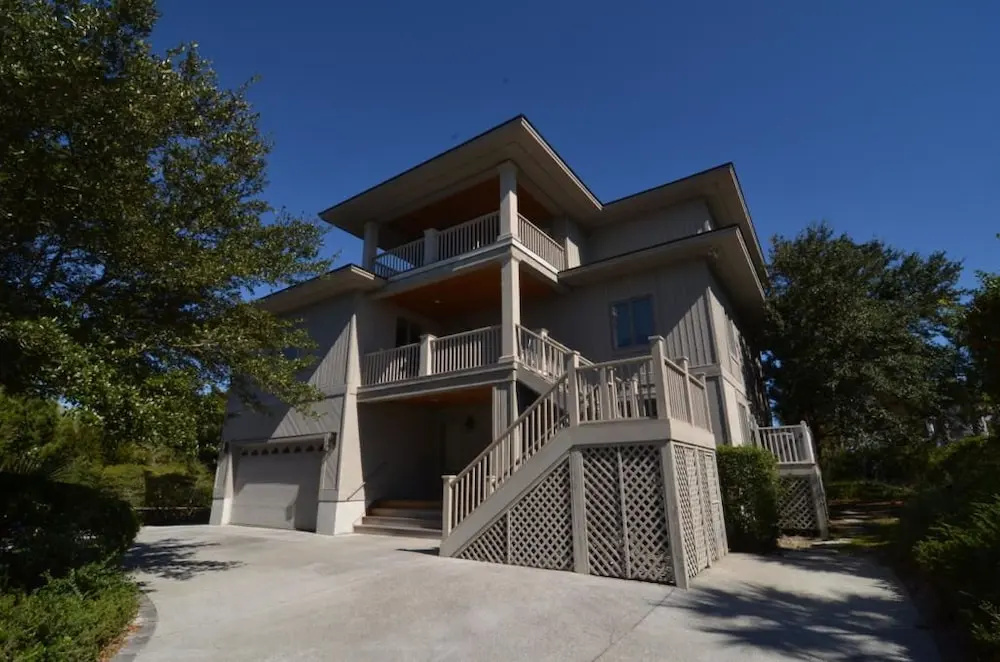 134 Maison Blanche 7 Br Home by RedAwning
