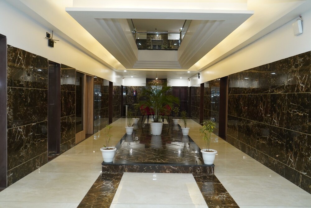 Lobby & Reception
