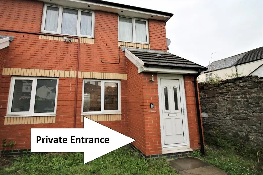 Two Bed Apartment - Free Private Parking - by PROPERTY PROMISE