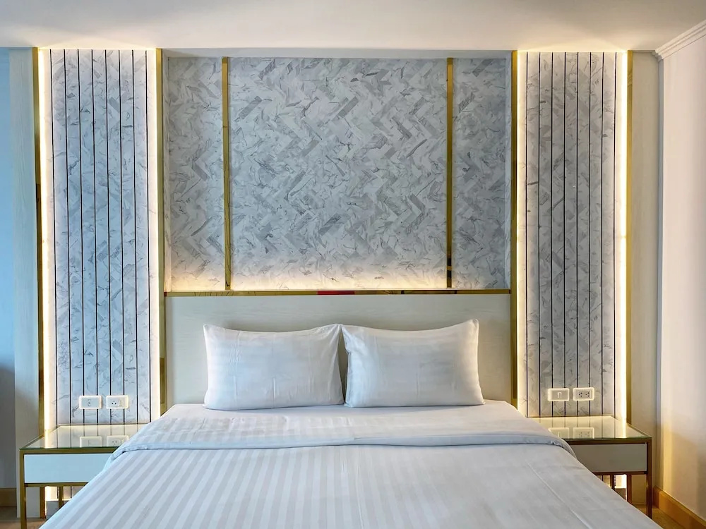 Deluxe Double room with balcony and with pool view (full double bed)
