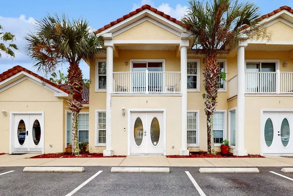 Spacious Townhome With Shared Pool Near Golf, Marinas, & Restaurants
