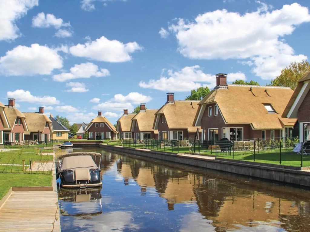 Atmospheric villa with sauna, in a holiday park on the water in Friesland