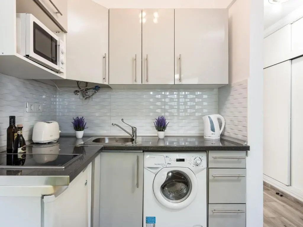 427 Beautiful Summerland Studio
